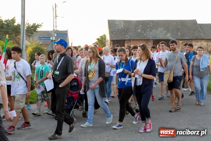 Zdjęcie w galerii na portalu naszraciborz.pl: Włosi i Brazylijczycy na drodze krzyżowej w Pietrowicach Wielkich wiadomości z regionu