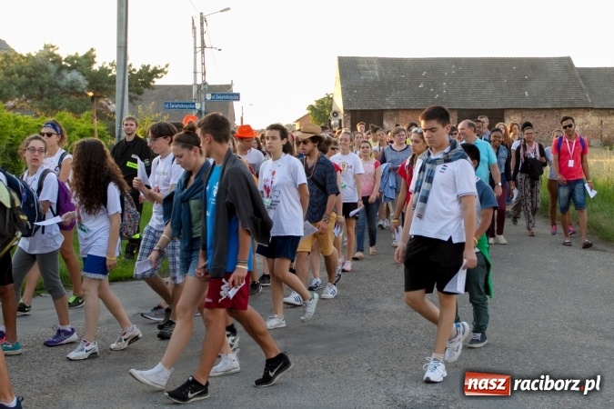 Zdjęcie w galerii na portalu naszraciborz.pl: Włosi i Brazylijczycy na drodze krzyżowej w Pietrowicach Wielkich wiadomości z regionu