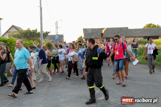 Zdjęcie w galerii na portalu naszraciborz.pl: Włosi i Brazylijczycy na drodze krzyżowej w Pietrowicach Wielkich wiadomości z regionu