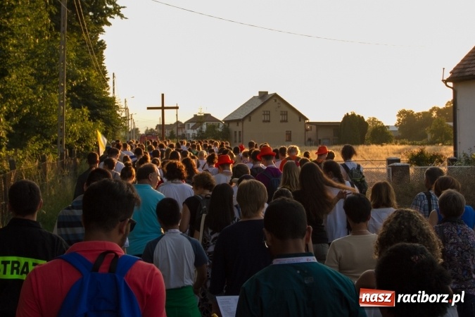 Zdjęcie w galerii na portalu naszraciborz.pl: Włosi i Brazylijczycy na drodze krzyżowej w Pietrowicach Wielkich wiadomości z regionu
