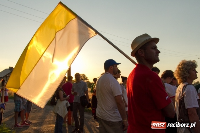 Zdjęcie w galerii na portalu naszraciborz.pl: Włosi i Brazylijczycy na drodze krzyżowej w Pietrowicach Wielkich wiadomości z regionu