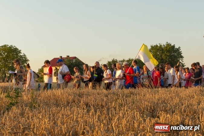 Zdjęcie w galerii na portalu naszraciborz.pl: Włosi i Brazylijczycy na drodze krzyżowej w Pietrowicach Wielkich wiadomości z regionu