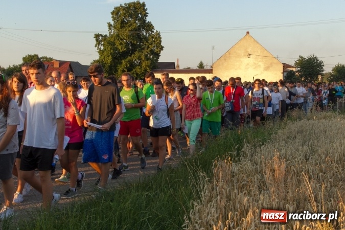 Zdjęcie w galerii na portalu naszraciborz.pl: Włosi i Brazylijczycy na drodze krzyżowej w Pietrowicach Wielkich wiadomości z regionu