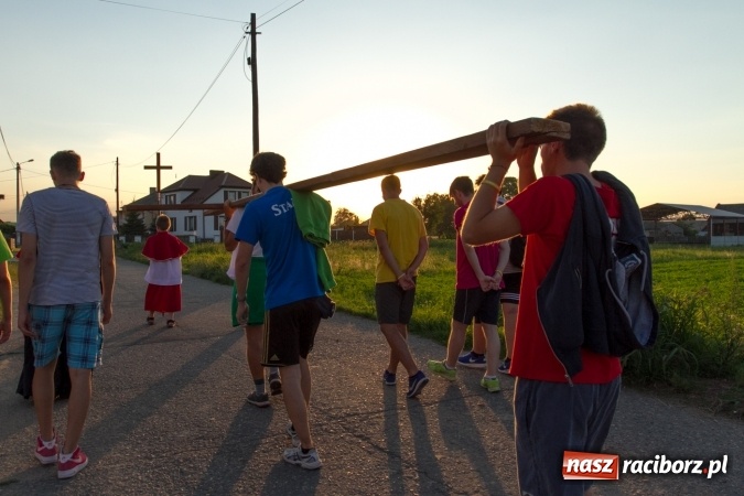 Zdjęcie w galerii na portalu naszraciborz.pl: Włosi i Brazylijczycy na drodze krzyżowej w Pietrowicach Wielkich wiadomości z regionu
