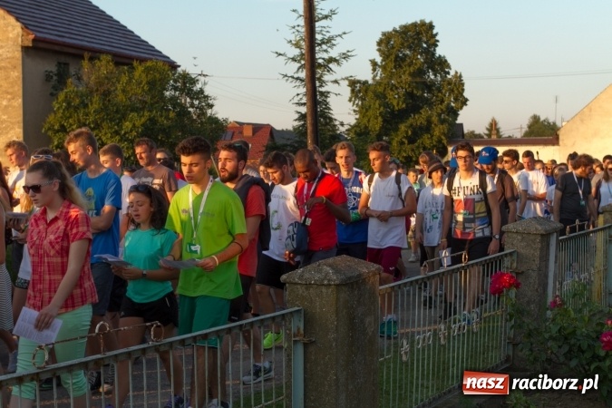 Zdjęcie w galerii na portalu naszraciborz.pl: Włosi i Brazylijczycy na drodze krzyżowej w Pietrowicach Wielkich wiadomości z regionu