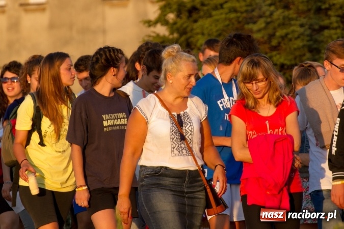 Zdjęcie w galerii na portalu naszraciborz.pl: Włosi i Brazylijczycy na drodze krzyżowej w Pietrowicach Wielkich wiadomości z regionu