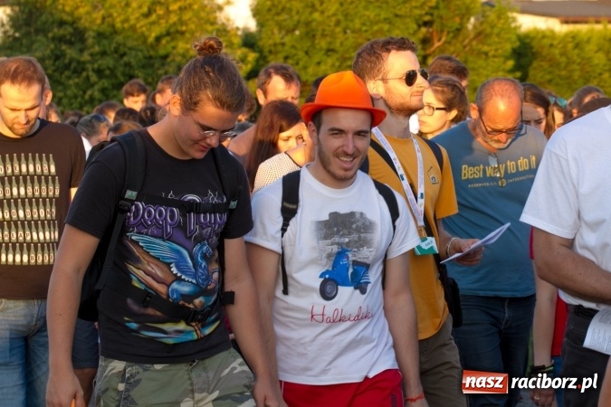 Zdjęcie w galerii na portalu naszraciborz.pl: Włosi i Brazylijczycy na drodze krzyżowej w Pietrowicach Wielkich wiadomości z regionu