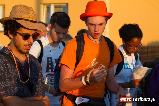 Zdjęcie w galerii na portalu naszraciborz.pl: Włosi i Brazylijczycy na drodze krzyżowej w Pietrowicach Wielkich wiadomości z regionu