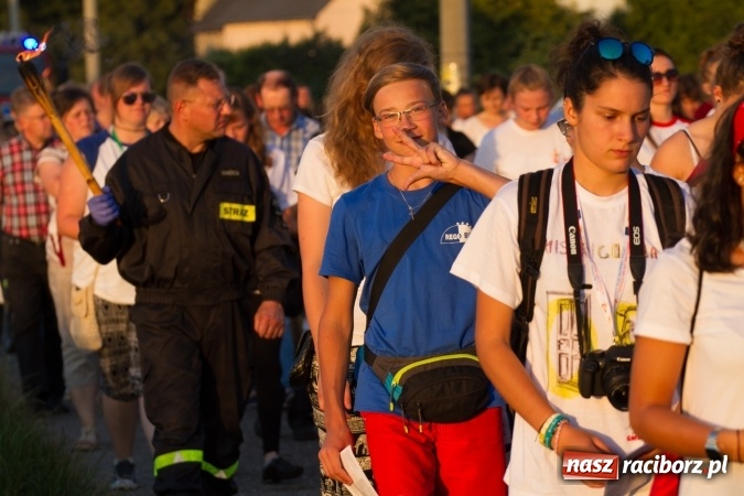Zdjęcie w galerii na portalu naszraciborz.pl: Włosi i Brazylijczycy na drodze krzyżowej w Pietrowicach Wielkich wiadomości z regionu