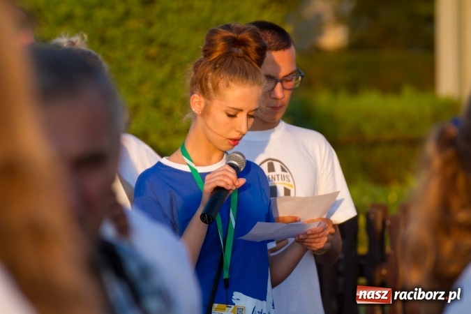 Zdjęcie w galerii na portalu naszraciborz.pl: Włosi i Brazylijczycy na drodze krzyżowej w Pietrowicach Wielkich wiadomości z regionu