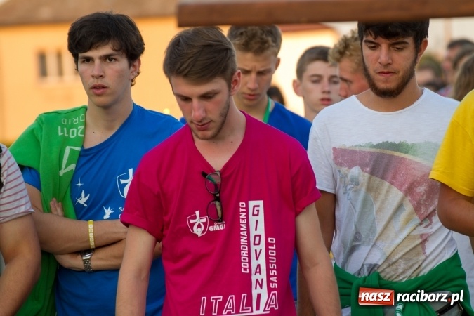 Zdjęcie w galerii na portalu naszraciborz.pl: Włosi i Brazylijczycy na drodze krzyżowej w Pietrowicach Wielkich wiadomości z regionu