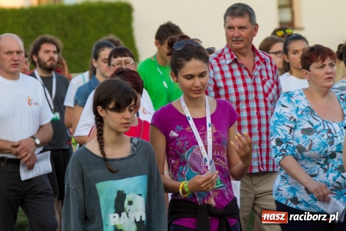 Zdjęcie w galerii na portalu naszraciborz.pl: Włosi i Brazylijczycy na drodze krzyżowej w Pietrowicach Wielkich wiadomości z regionu