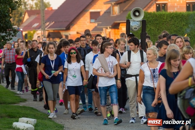 Zdjęcie w galerii na portalu naszraciborz.pl: Włosi i Brazylijczycy na drodze krzyżowej w Pietrowicach Wielkich wiadomości z regionu