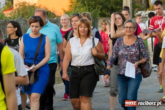 Zdjęcie w galerii na portalu naszraciborz.pl: Włosi i Brazylijczycy na drodze krzyżowej w Pietrowicach Wielkich wiadomości z regionu