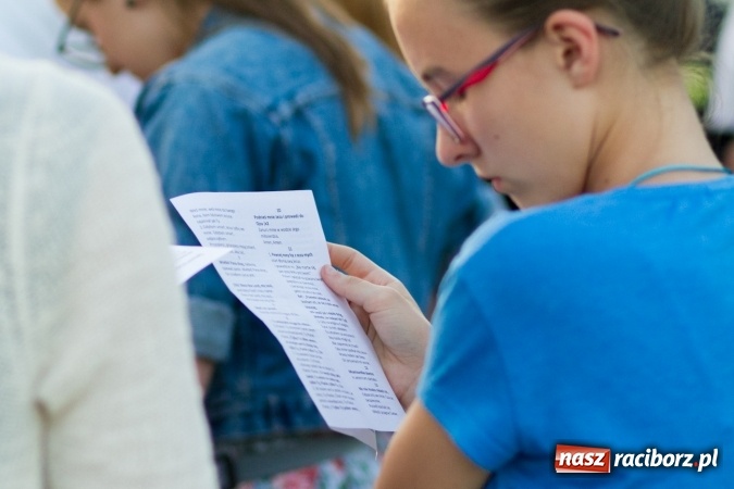 Zdjęcie w galerii na portalu naszraciborz.pl: Włosi i Brazylijczycy na drodze krzyżowej w Pietrowicach Wielkich wiadomości z regionu
