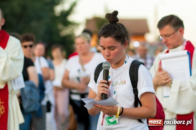 Zdjęcie w galerii na portalu naszraciborz.pl: Włosi i Brazylijczycy na drodze krzyżowej w Pietrowicach Wielkich wiadomości z regionu