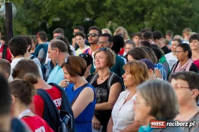 Zdjęcie w galerii na portalu naszraciborz.pl: Włosi i Brazylijczycy na drodze krzyżowej w Pietrowicach Wielkich wiadomości z regionu