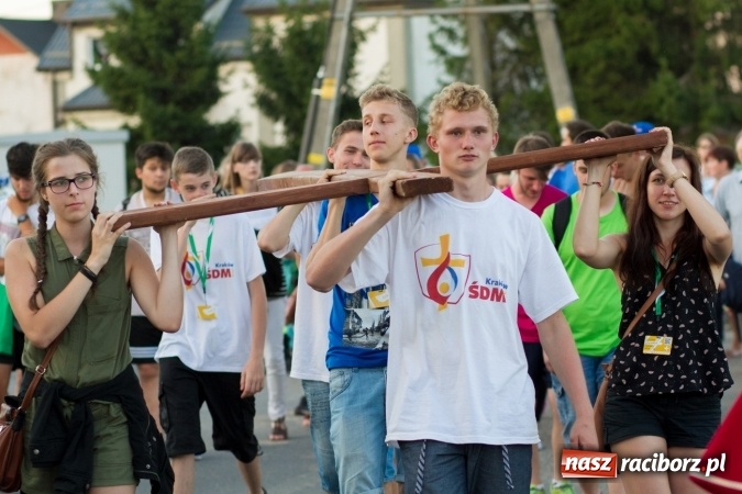 Zdjęcie w galerii na portalu naszraciborz.pl: Włosi i Brazylijczycy na drodze krzyżowej w Pietrowicach Wielkich wiadomości z regionu
