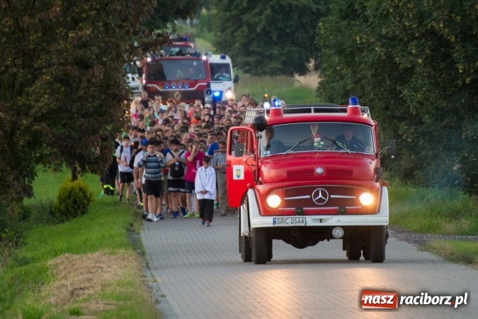 Zdjęcie w galerii na portalu naszraciborz.pl: Włosi i Brazylijczycy na drodze krzyżowej w Pietrowicach Wielkich wiadomości z regionu