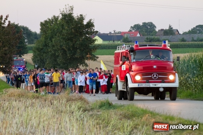 Zdjęcie w galerii na portalu naszraciborz.pl: Włosi i Brazylijczycy na drodze krzyżowej w Pietrowicach Wielkich wiadomości z regionu