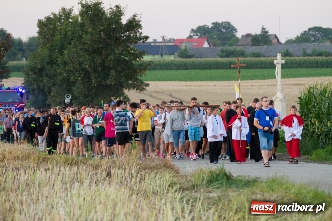 Zdjęcie w galerii na portalu naszraciborz.pl: Włosi i Brazylijczycy na drodze krzyżowej w Pietrowicach Wielkich wiadomości z regionu