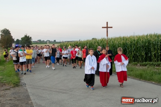 Zdjęcie w galerii na portalu naszraciborz.pl: Włosi i Brazylijczycy na drodze krzyżowej w Pietrowicach Wielkich wiadomości z regionu