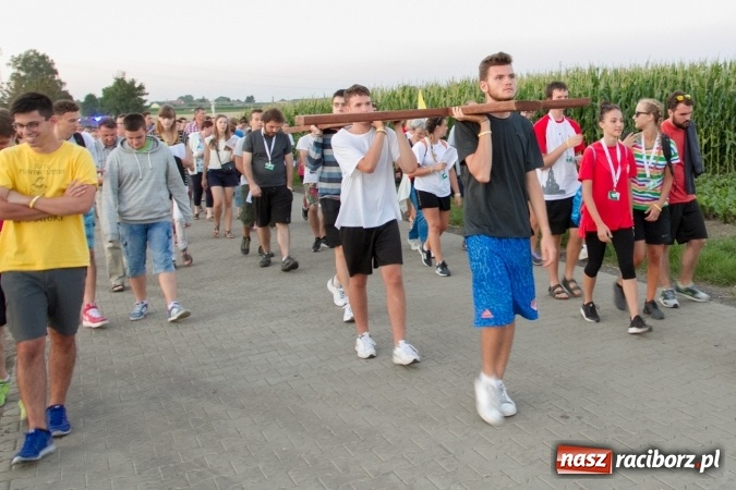 Zdjęcie w galerii na portalu naszraciborz.pl: Włosi i Brazylijczycy na drodze krzyżowej w Pietrowicach Wielkich wiadomości z regionu