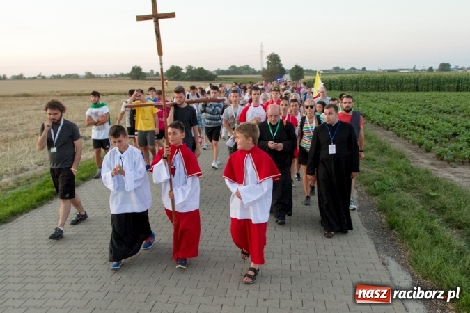 Zdjęcie w galerii na portalu naszraciborz.pl: Włosi i Brazylijczycy na drodze krzyżowej w Pietrowicach Wielkich wiadomości z regionu