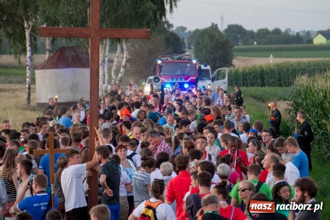 Zdjęcie w galerii na portalu naszraciborz.pl: Włosi i Brazylijczycy na drodze krzyżowej w Pietrowicach Wielkich wiadomości z regionu