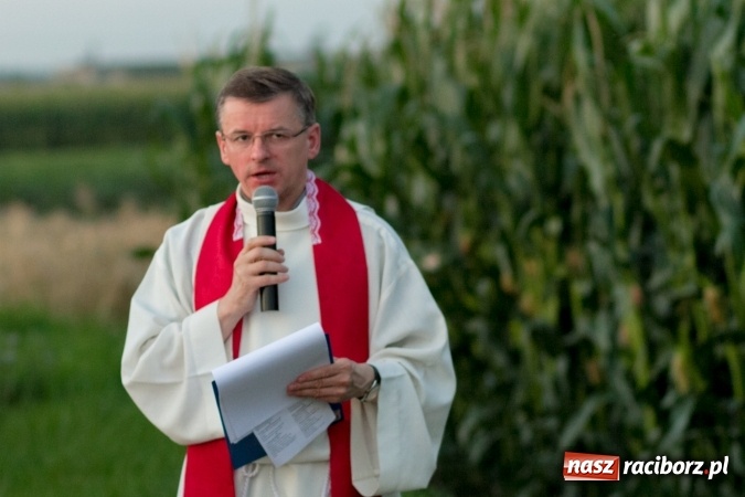 Zdjęcie w galerii na portalu naszraciborz.pl: Włosi i Brazylijczycy na drodze krzyżowej w Pietrowicach Wielkich wiadomości z regionu