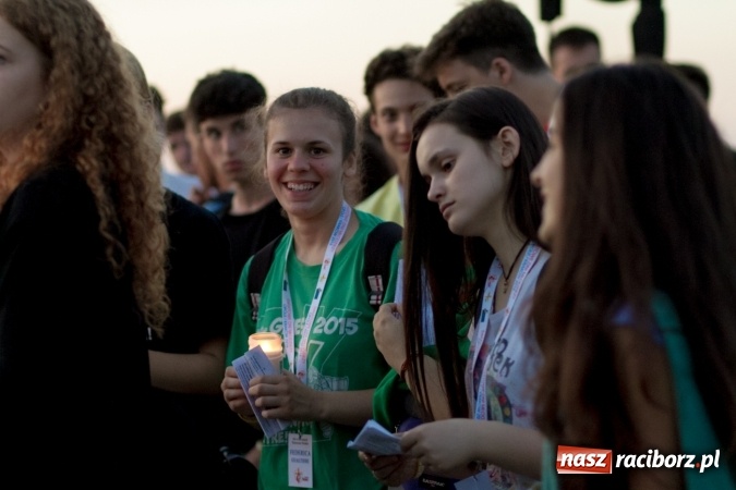 Zdjęcie w galerii na portalu naszraciborz.pl: Włosi i Brazylijczycy na drodze krzyżowej w Pietrowicach Wielkich wiadomości z regionu