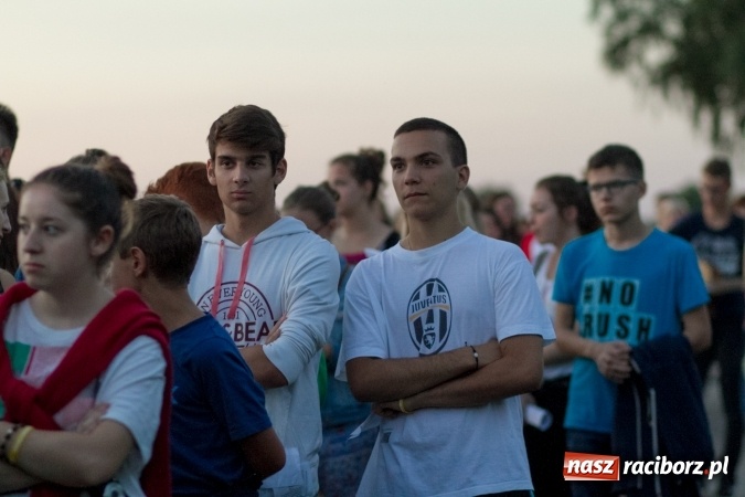 Zdjęcie w galerii na portalu naszraciborz.pl: Włosi i Brazylijczycy na drodze krzyżowej w Pietrowicach Wielkich wiadomości z regionu
