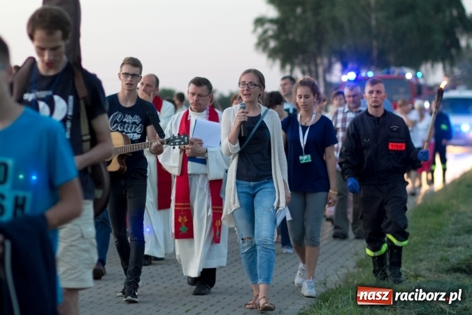 Zdjęcie w galerii na portalu naszraciborz.pl: Włosi i Brazylijczycy na drodze krzyżowej w Pietrowicach Wielkich wiadomości z regionu