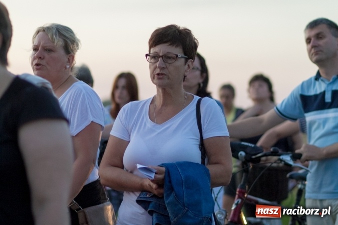 Zdjęcie w galerii na portalu naszraciborz.pl: Włosi i Brazylijczycy na drodze krzyżowej w Pietrowicach Wielkich wiadomości z regionu