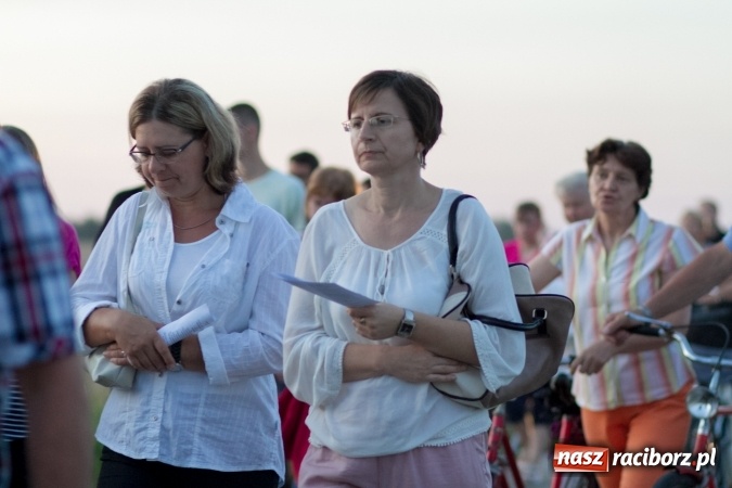 Zdjęcie w galerii na portalu naszraciborz.pl: Włosi i Brazylijczycy na drodze krzyżowej w Pietrowicach Wielkich wiadomości z regionu