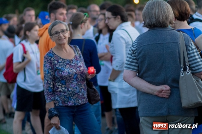 Zdjęcie w galerii na portalu naszraciborz.pl: Włosi i Brazylijczycy na drodze krzyżowej w Pietrowicach Wielkich wiadomości z regionu