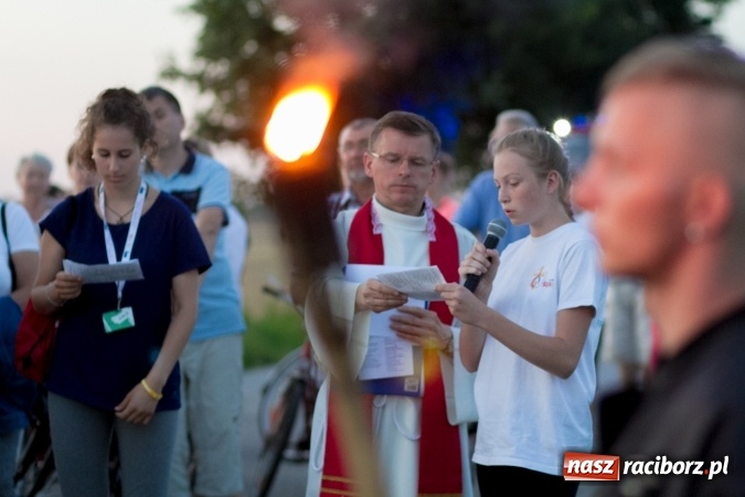 Zdjęcie w galerii na portalu naszraciborz.pl: Włosi i Brazylijczycy na drodze krzyżowej w Pietrowicach Wielkich wiadomości z regionu
