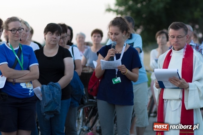 Zdjęcie w galerii na portalu naszraciborz.pl: Włosi i Brazylijczycy na drodze krzyżowej w Pietrowicach Wielkich wiadomości z regionu