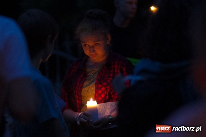 Zdjęcie w galerii na portalu naszraciborz.pl: Włosi i Brazylijczycy na drodze krzyżowej w Pietrowicach Wielkich wiadomości z regionu