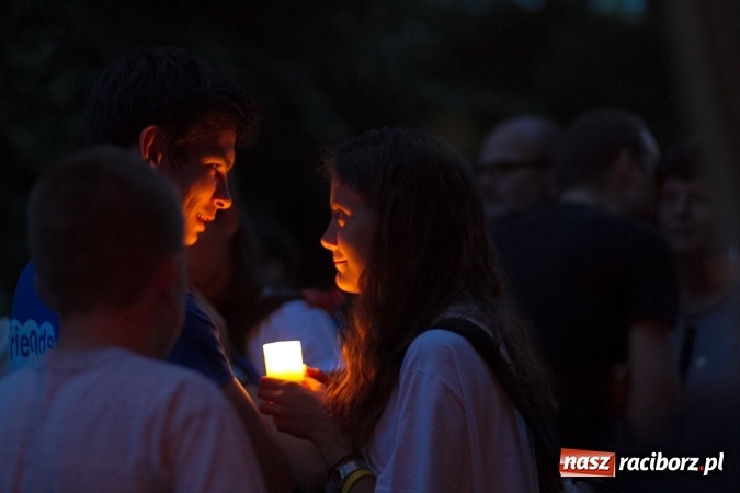 Zdjęcie w galerii na portalu naszraciborz.pl: Włosi i Brazylijczycy na drodze krzyżowej w Pietrowicach Wielkich wiadomości z regionu