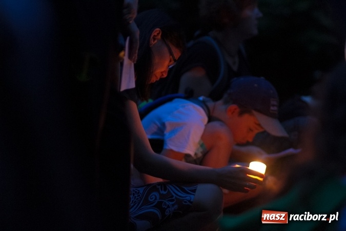 Zdjęcie w galerii na portalu naszraciborz.pl: Włosi i Brazylijczycy na drodze krzyżowej w Pietrowicach Wielkich wiadomości z regionu