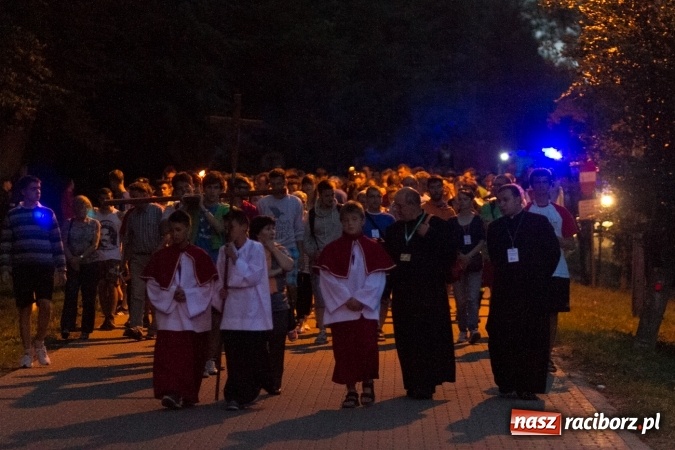 Zdjęcie w galerii na portalu naszraciborz.pl: Włosi i Brazylijczycy na drodze krzyżowej w Pietrowicach Wielkich wiadomości z regionu