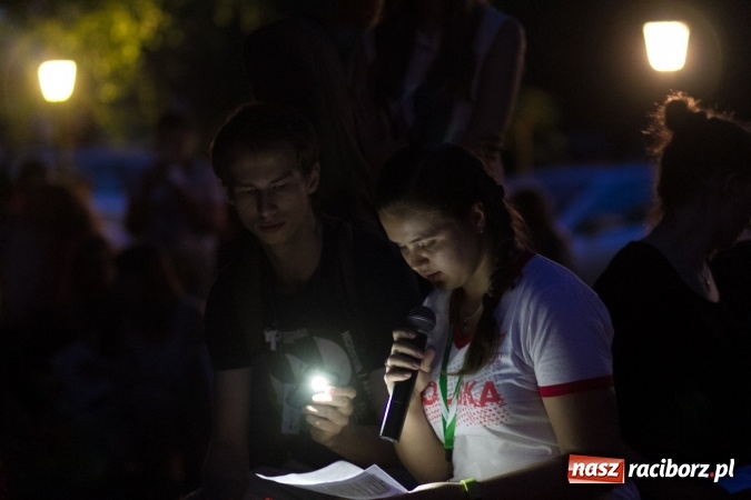 Zdjęcie w galerii na portalu naszraciborz.pl: Włosi i Brazylijczycy na drodze krzyżowej w Pietrowicach Wielkich wiadomości z regionu