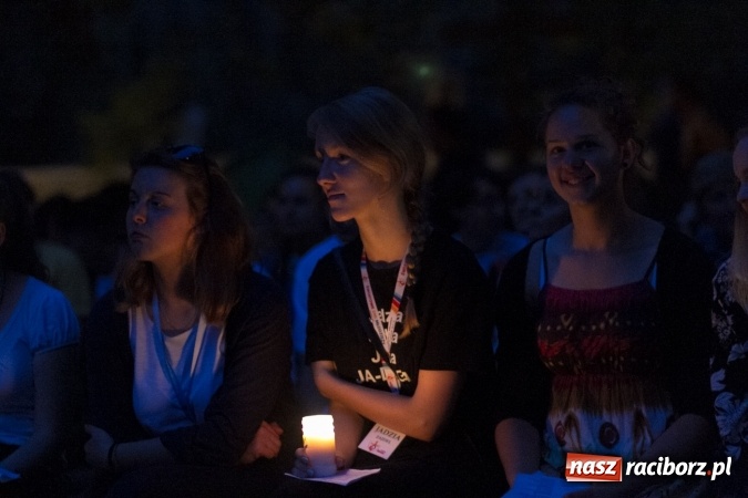 Zdjęcie w galerii na portalu naszraciborz.pl: Włosi i Brazylijczycy na drodze krzyżowej w Pietrowicach Wielkich wiadomości z regionu