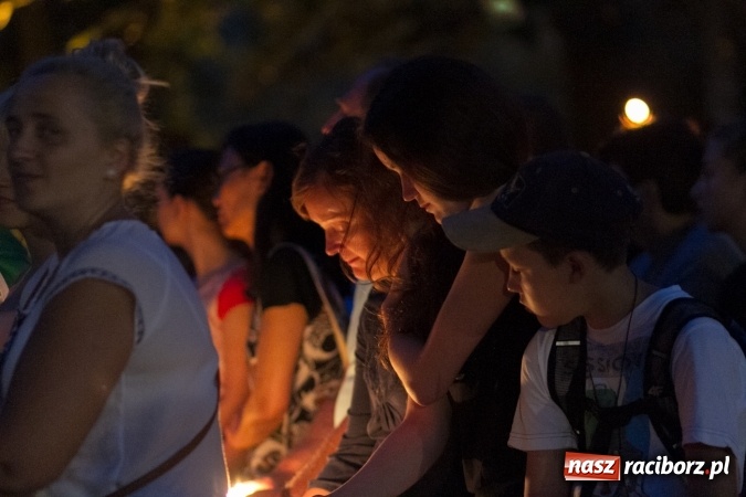 Zdjęcie w galerii na portalu naszraciborz.pl: Włosi i Brazylijczycy na drodze krzyżowej w Pietrowicach Wielkich wiadomości z regionu