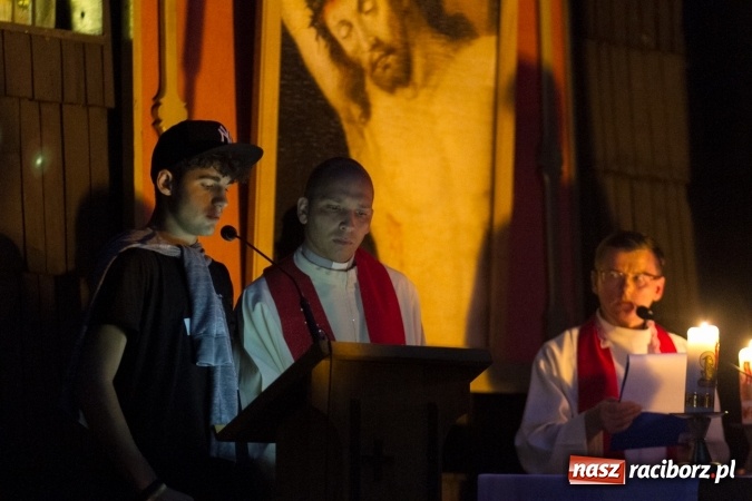 Zdjęcie w galerii na portalu naszraciborz.pl: Włosi i Brazylijczycy na drodze krzyżowej w Pietrowicach Wielkich wiadomości z regionu