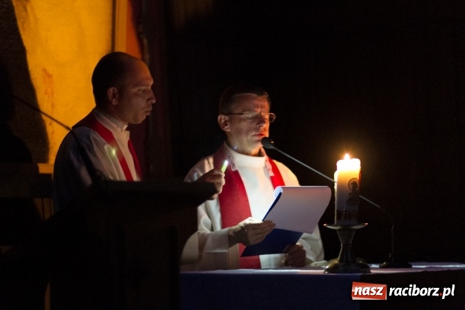 Zdjęcie w galerii na portalu naszraciborz.pl: Włosi i Brazylijczycy na drodze krzyżowej w Pietrowicach Wielkich wiadomości z regionu