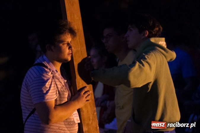 Zdjęcie w galerii na portalu naszraciborz.pl: Włosi i Brazylijczycy na drodze krzyżowej w Pietrowicach Wielkich wiadomości z regionu