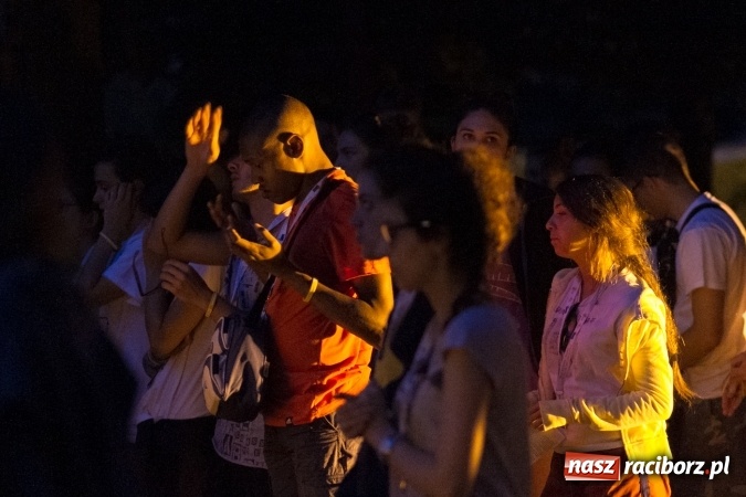 Zdjęcie w galerii na portalu naszraciborz.pl: Włosi i Brazylijczycy na drodze krzyżowej w Pietrowicach Wielkich wiadomości z regionu