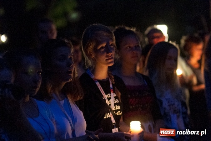 Zdjęcie w galerii na portalu naszraciborz.pl: Włosi i Brazylijczycy na drodze krzyżowej w Pietrowicach Wielkich wiadomości z regionu
